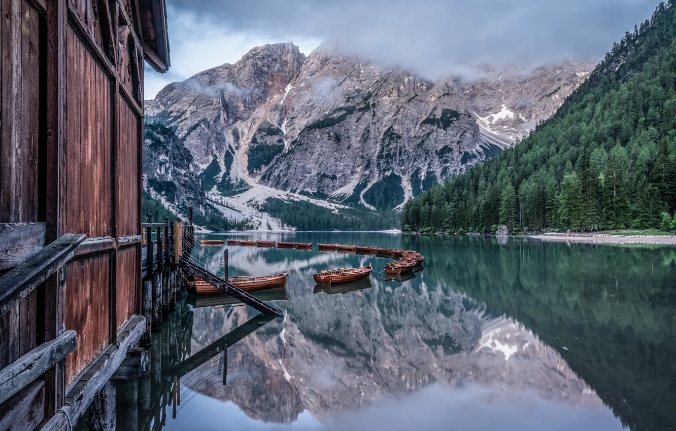Фото обои лес, пейзаж, горы, природа, озеро, отражение, лодки, Италия