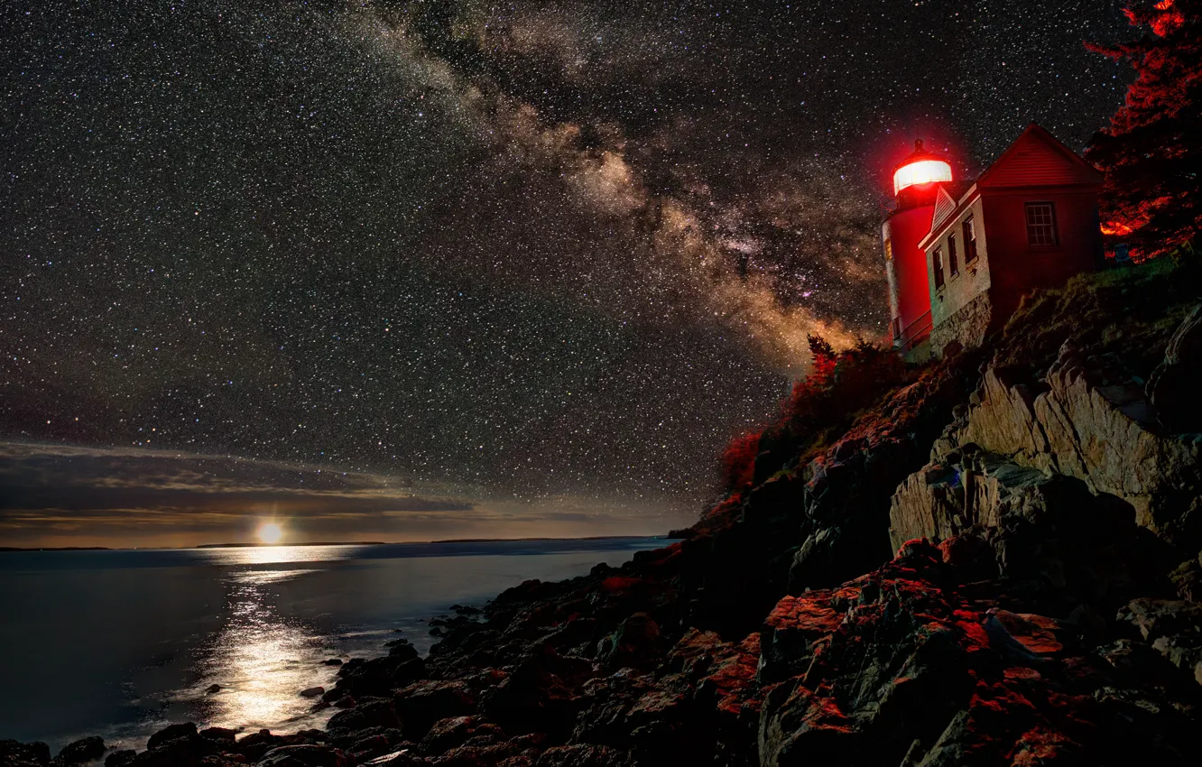 Фото обои море, звезды, свет, ночь, камни, скалы, берег, маяк