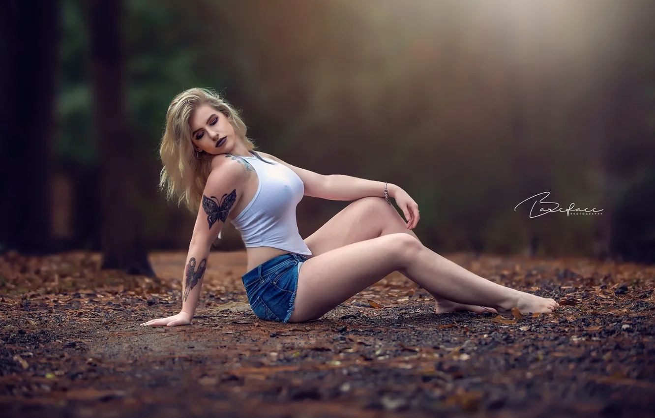 Фото обои деревья, природа, секси, поза, парк, модель, шорты, портрет