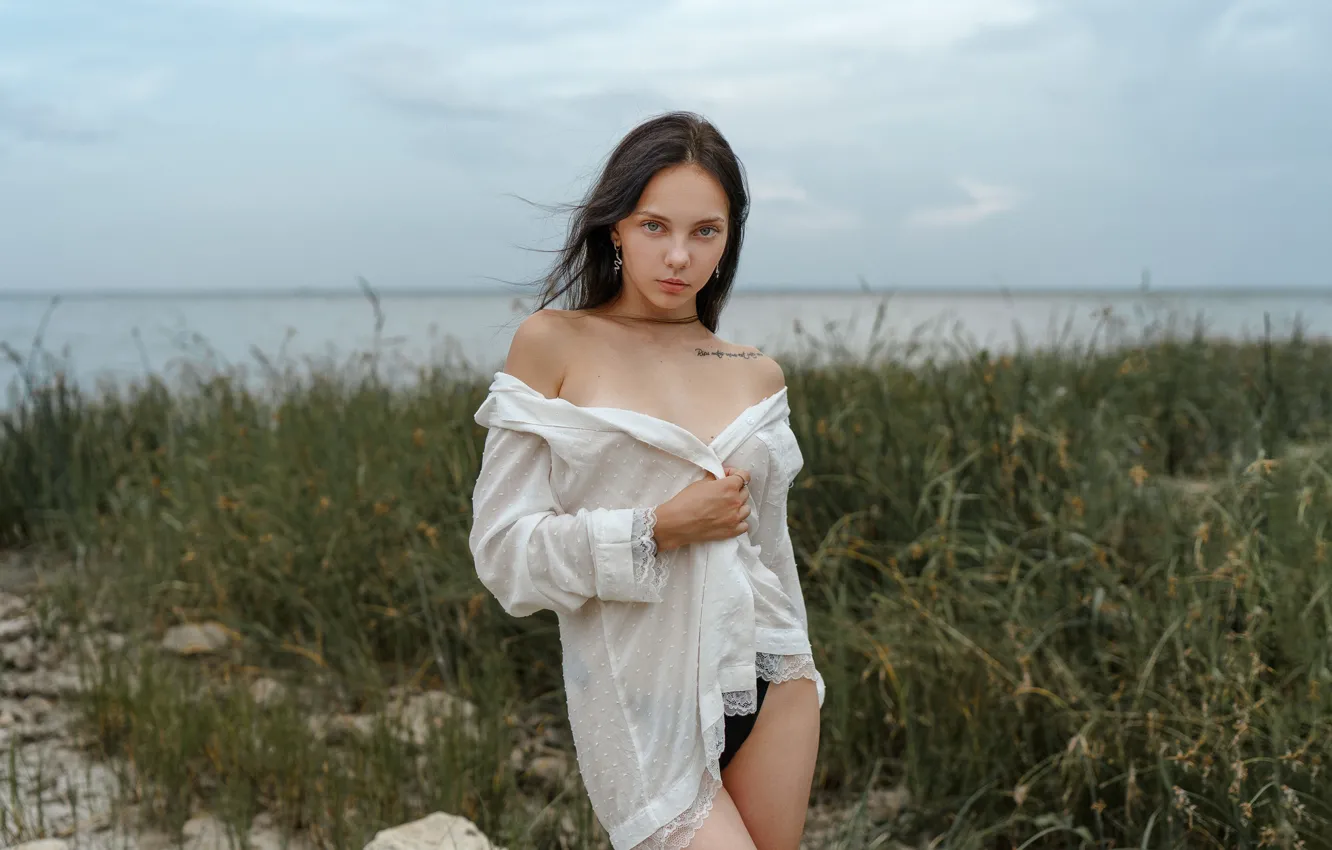 Фото обои взгляд, девушка, природа, поза, блузка, плечи, Дмитрий Усманов