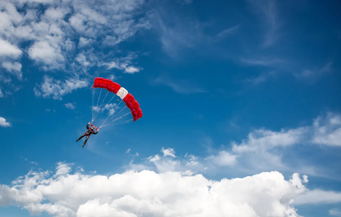 Фото обои небо, солнце, облака, спорт, парашют, костюм, спортсмен, скайдайвинг