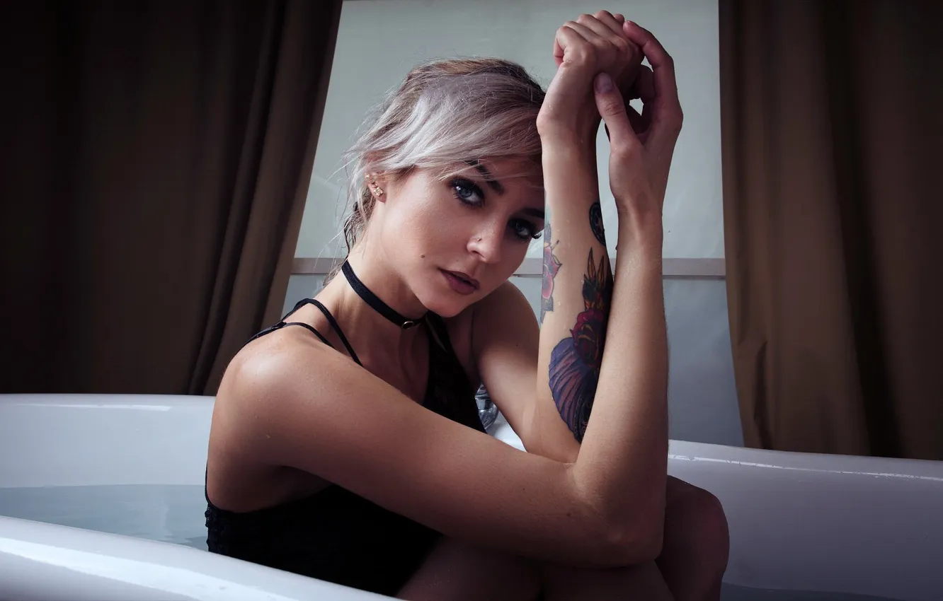 Фото обои взгляд, поза, модель, портрет, мокрая, руки, макияж, платье