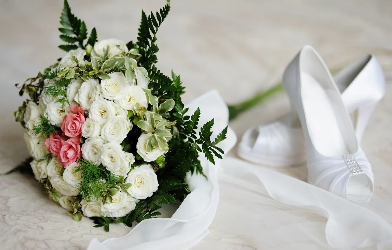 Фото обои цветы, розы, букет, flowers, туфелька, bouquet of roses, slipper