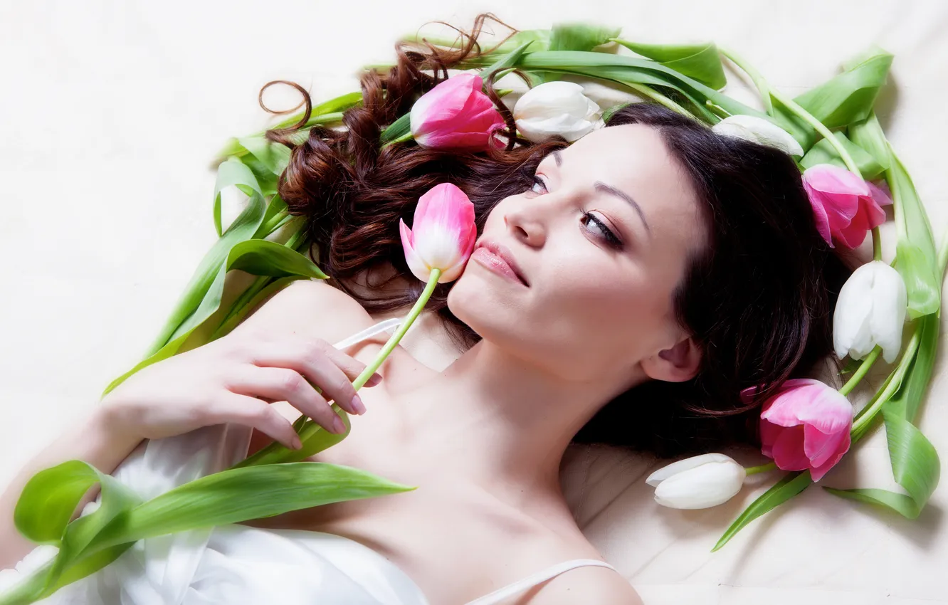 Фото обои девушка, цветы, настроение, брюнетка, прическа, тюльпаны, красотка