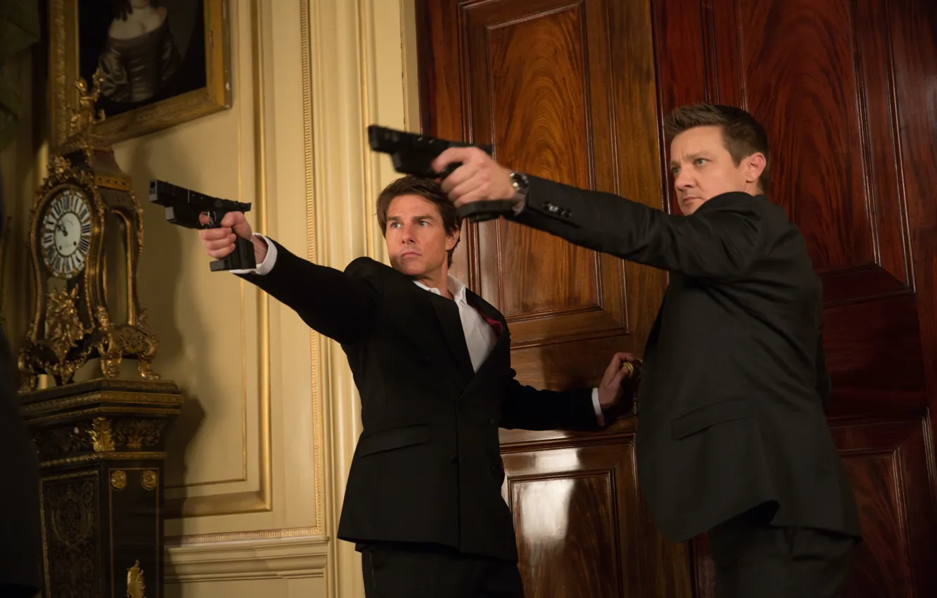 Фото обои оружие, пистолеты, кадр, Том Круз, Tom Cruise, Джереми Реннер, Jeremy Renner, Ethan Hunt
