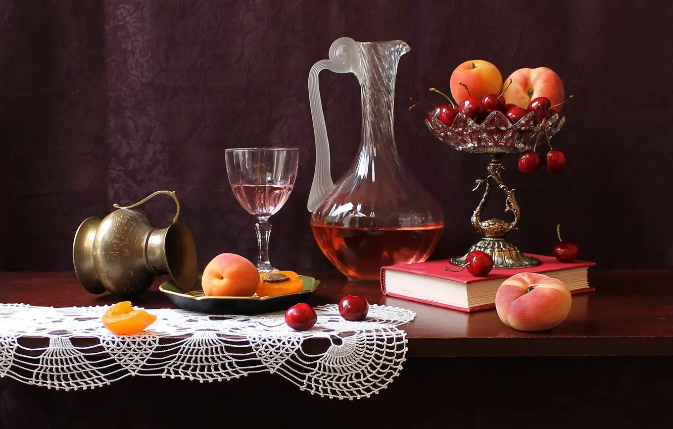 Фото обои вишня, стол, книга, ваза, фрукты, натюрморт, персики, графин