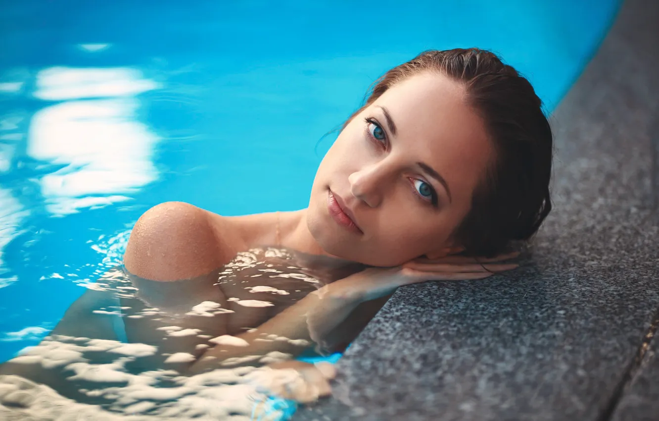 Фото обои взгляд, вода, девушка, лицо, бассейн, Александр Бурдов