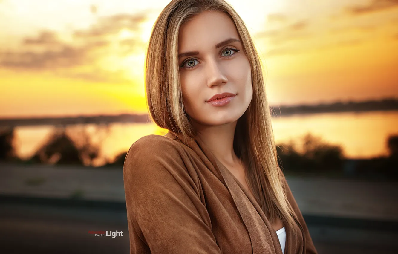 Фото обои girl, green eyes, long hair, photo, sunset, photographer, model, lips