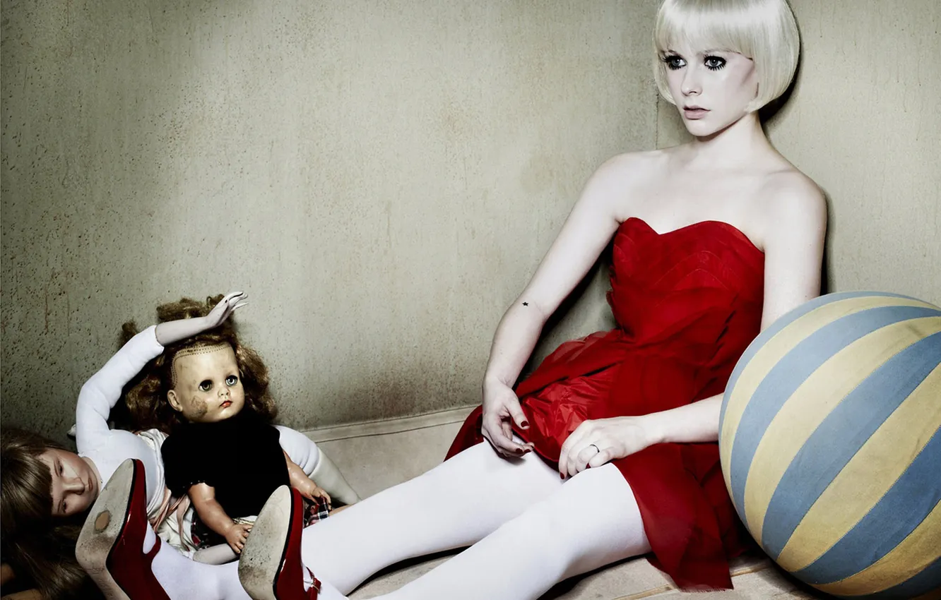 Фото обои игрушка, мяч, кукла, Avril Lavigne