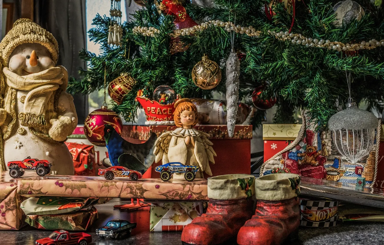 Фото обои праздник, игрушки, куклы, ель, подарки, декор