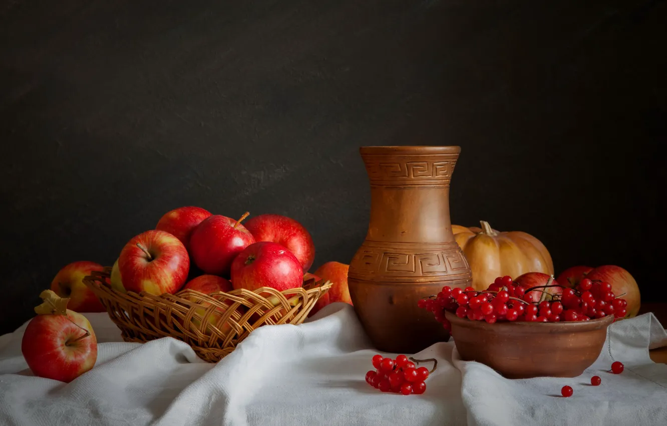 Фото обои стол, яблоки, тыква, кувшин, натюрморт, рябина, скатерть