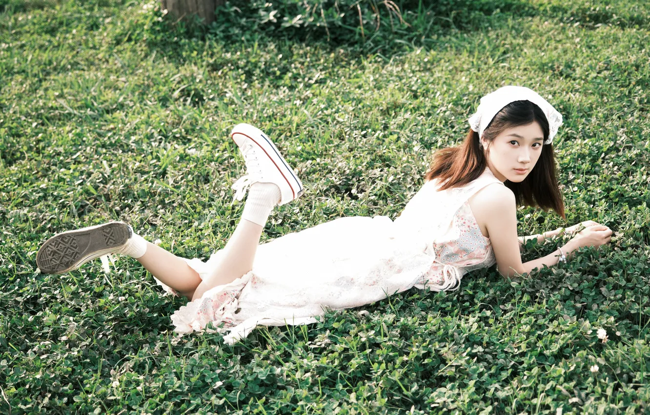 Фото обои Beautiful, Asian, Model, Woman, Back, Cute, Lying Down, Laying