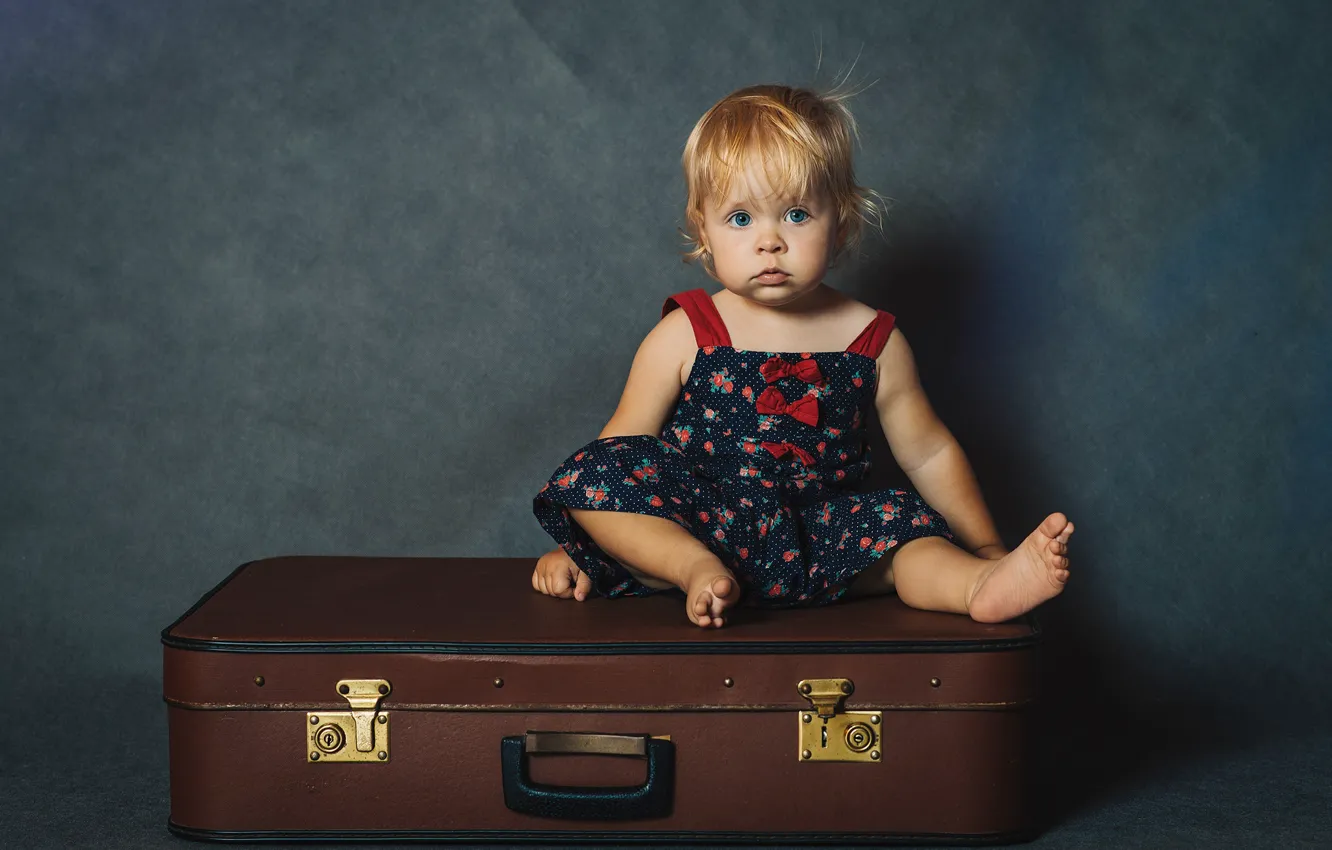Фото обои девочка, чемодан, малышка, ребёнок