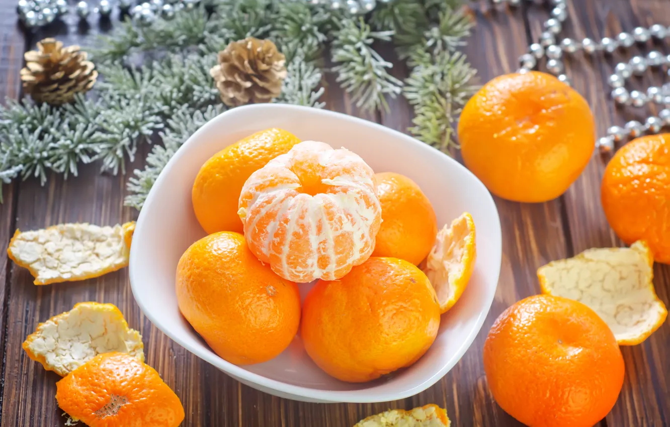 Фото обои зима, ветки, ель, тарелка, бусы, фрукты, оранжевые, цитрусы