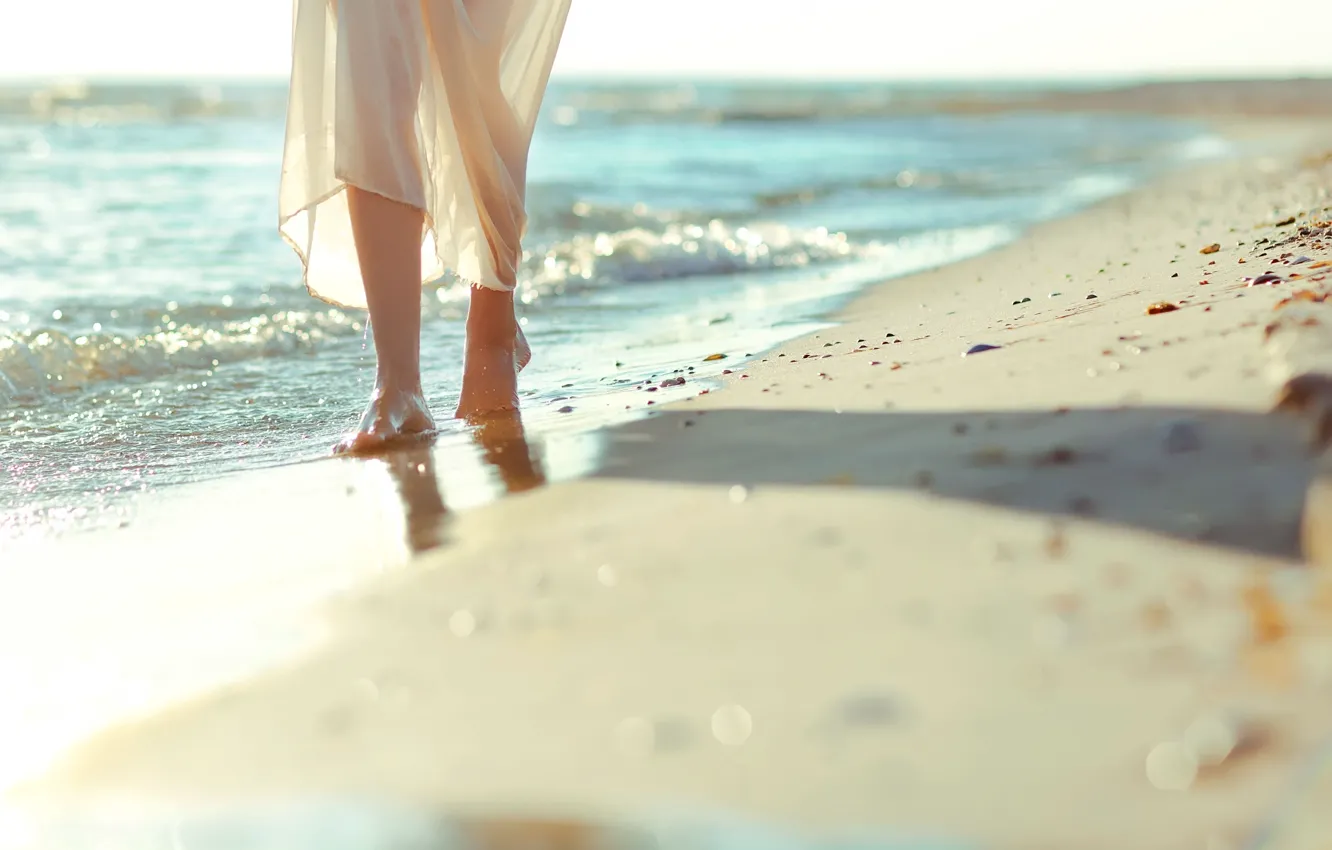 Фото обои песок, море, волны, пляж, девушка, природа, камни, фон