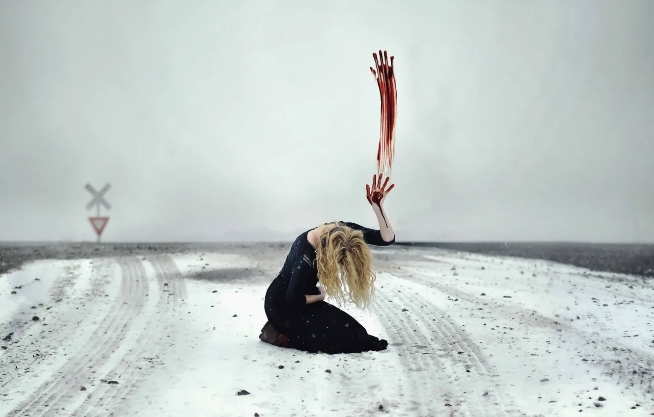 Фото обои поле, девушка, снег, знак, кровь, рука