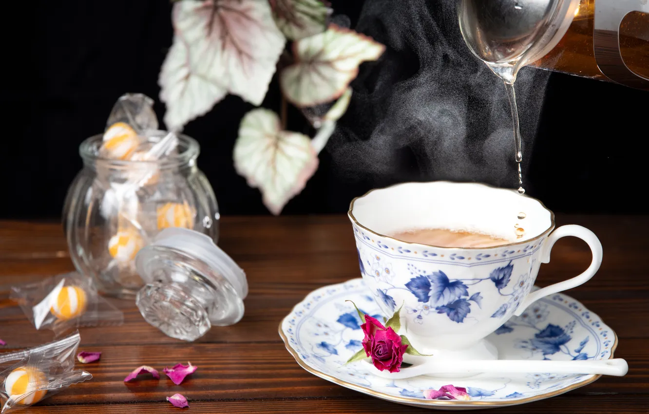Фото обои стекло, листья, стол, чай, доски, горячий, розы, лепестки