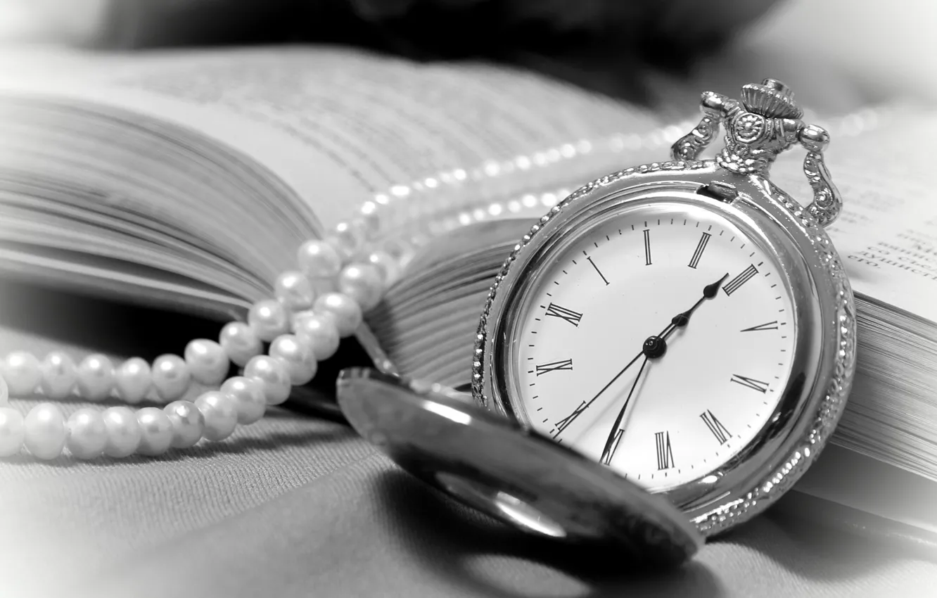 Фото обои часы, ожерелье, книга, винтаж