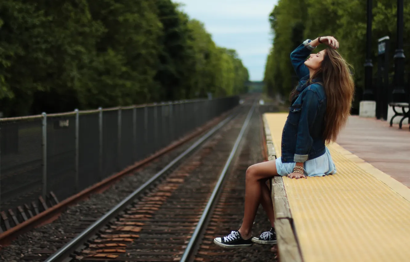 Фото обои девушка, волосы, кеды, юбка, железная дорога, сидит