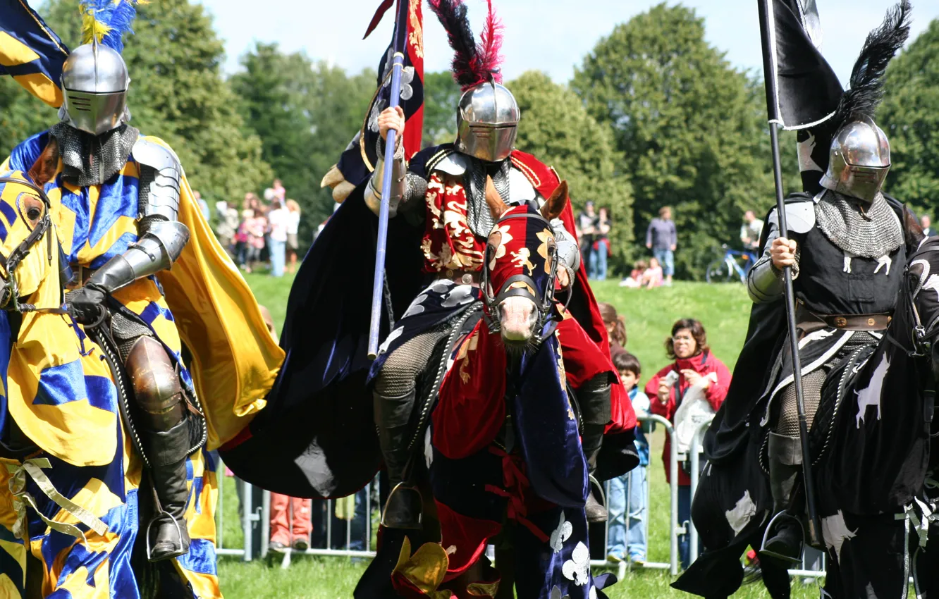Фото обои доспехи, лошади, рыцари, вымпелы, попоны, гербовые накидки, историческая реконструкция
