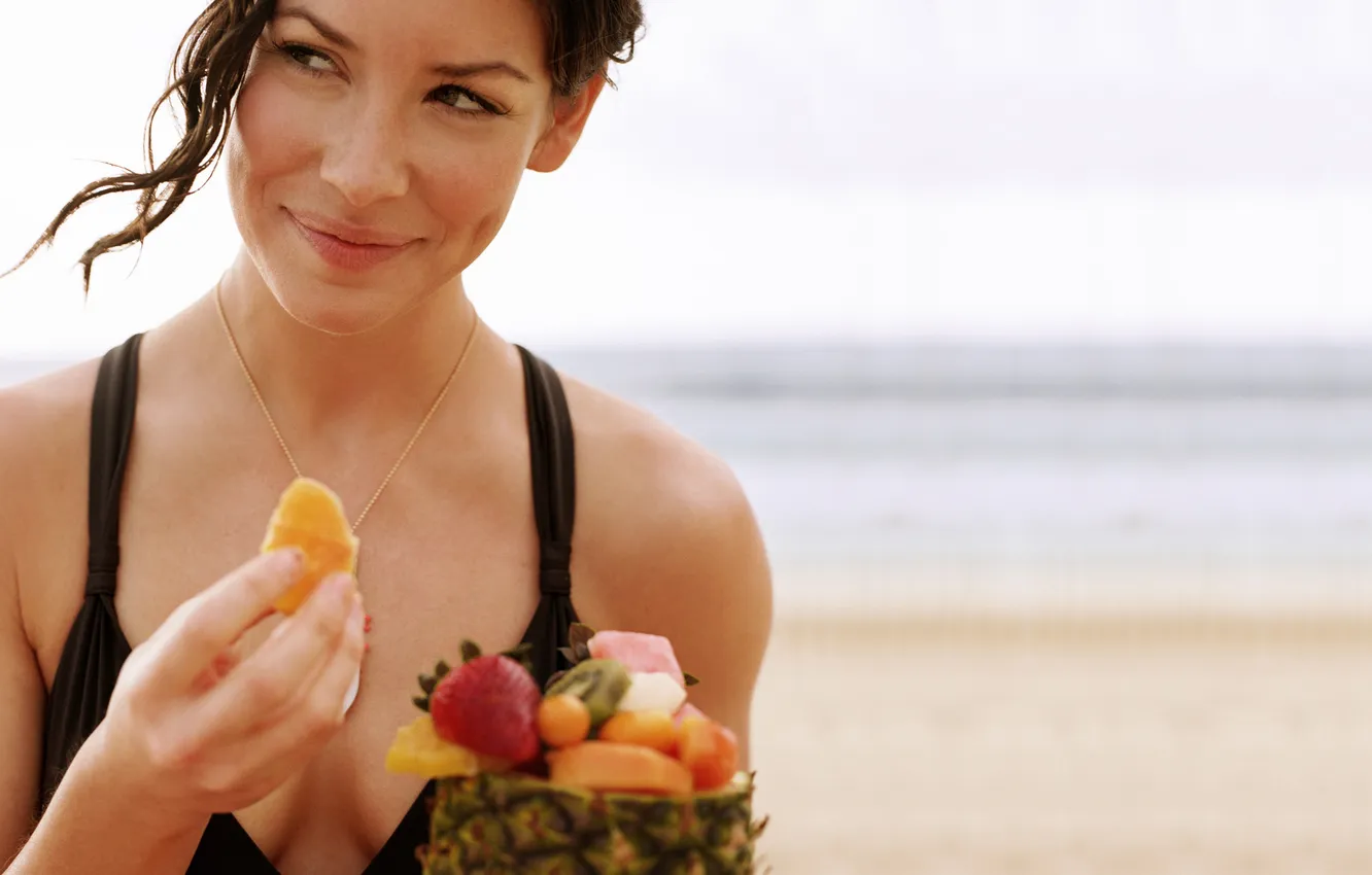 Фото обои Evangeline Lilly, beach, fruit, strawberry, pineapple, melons, Art Streiber