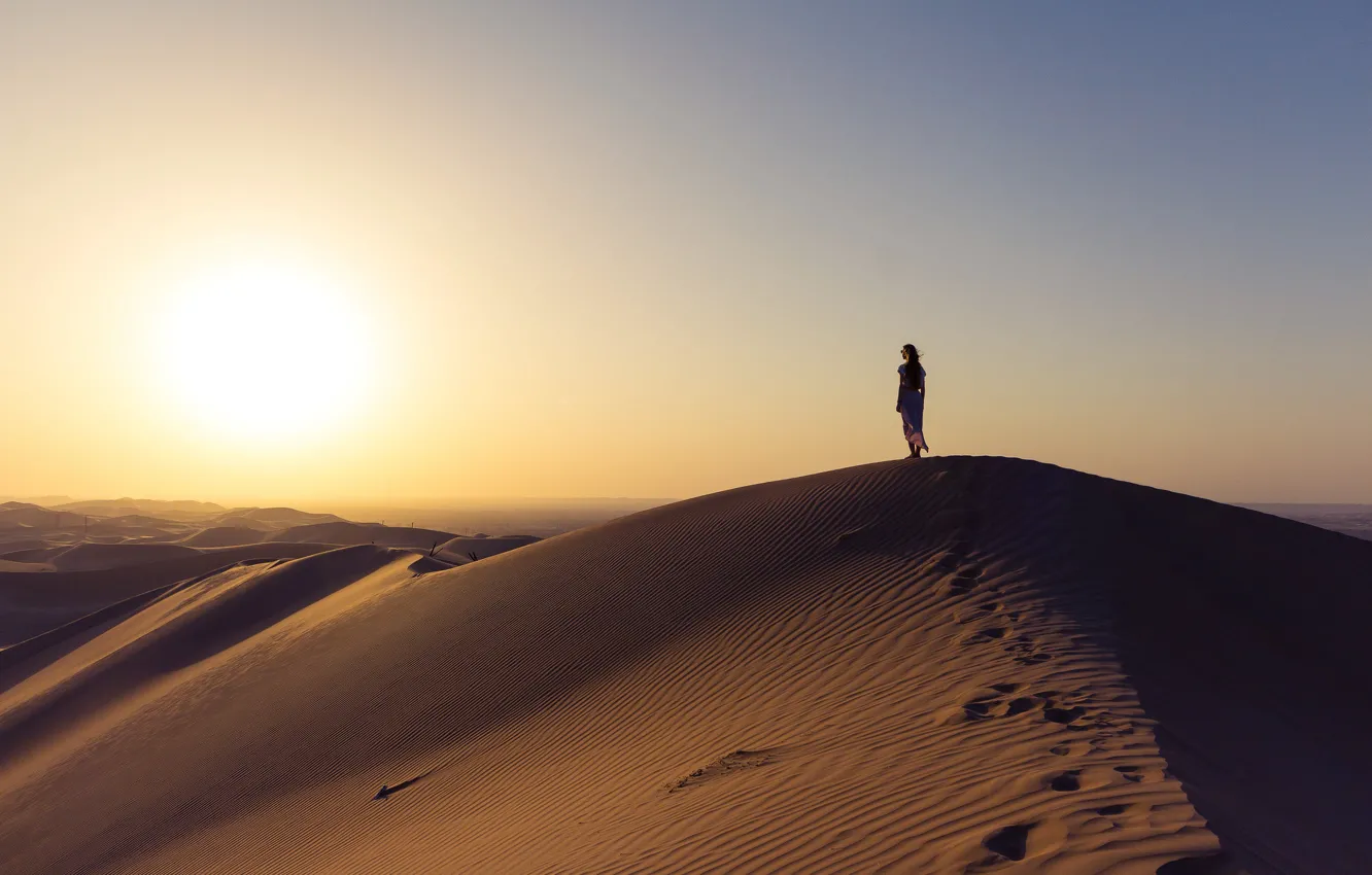 Фото обои girl, desert, sunset, sand, wind, sunlight, sunny, dunes