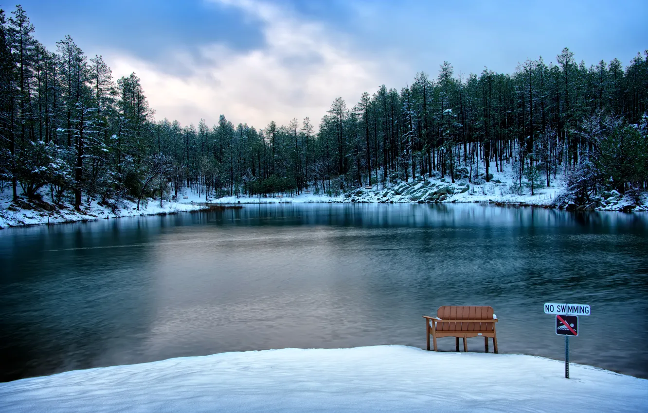 Фото обои Зима, Озеро, Снег, Скамейка, Лес, США, Arizona, Prescott