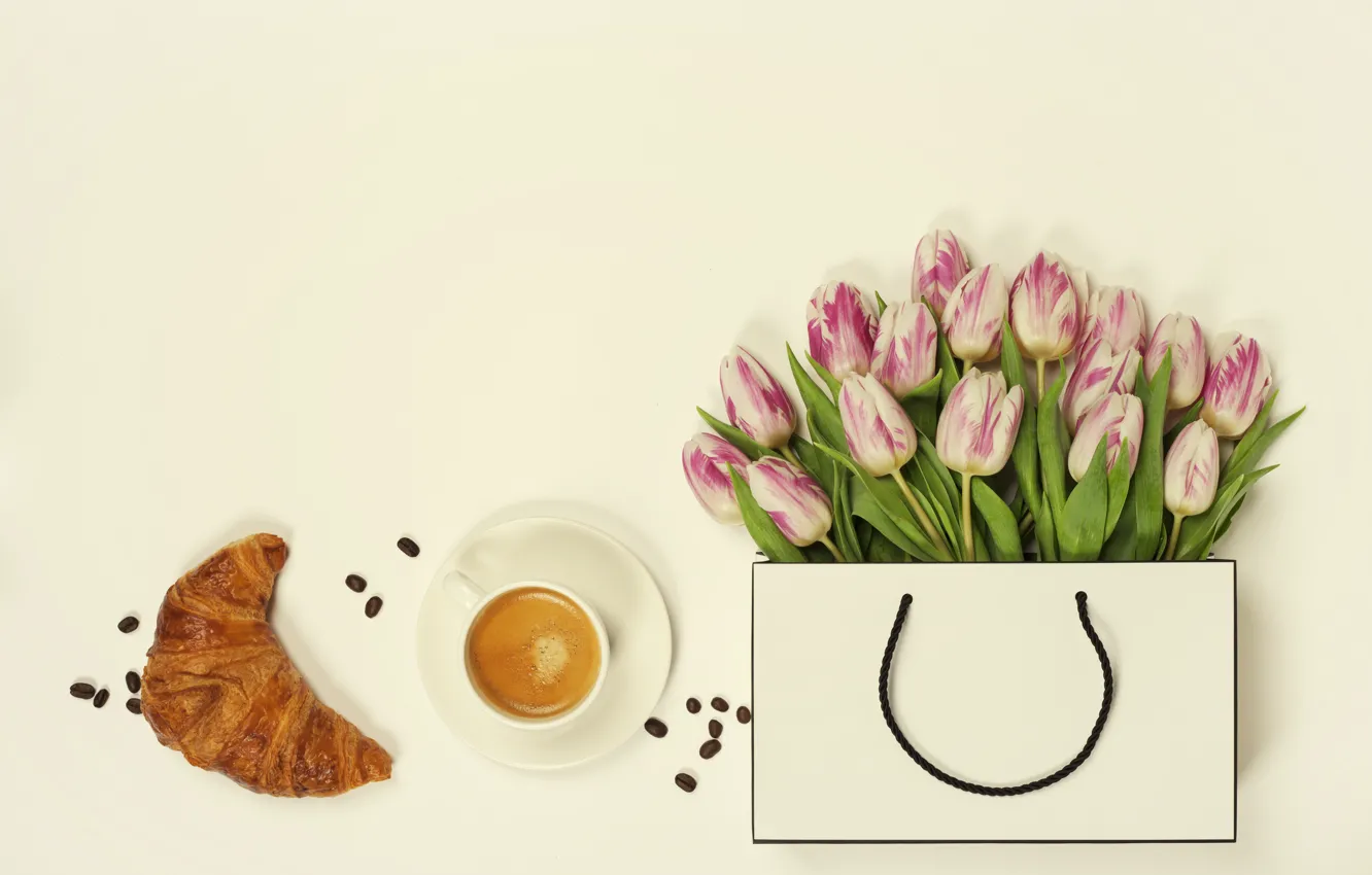 Фото обои цветы, кофе, Сумочка, тюльпаны, Круассан