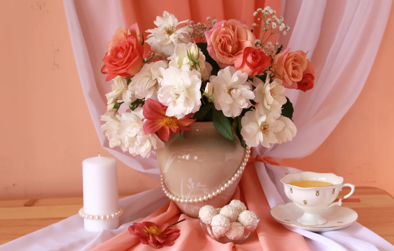 Фото обои чай, розы, свеча, ожерелье, конфеты, ткань, натюрморт