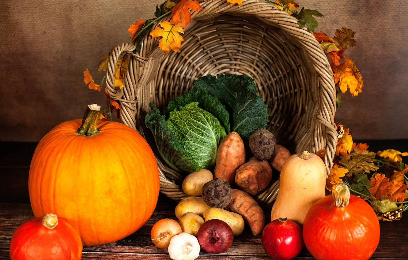 Фото обои осень, листья, стол, корзина, желтые, лук, тыква, овощи