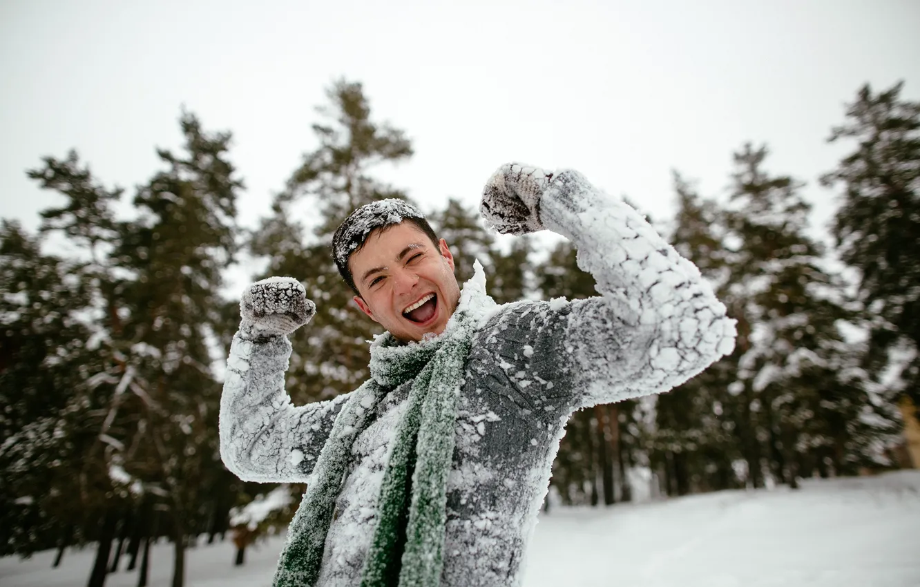 Фото обои зима, снег, деревья, радость, поза, парк, настроение, шарф