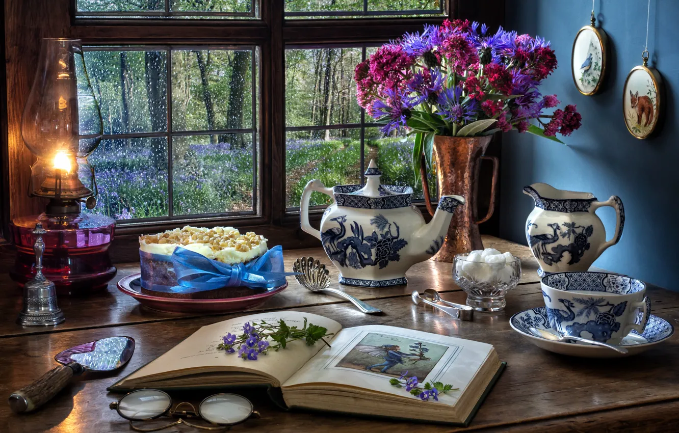 Фото обои цветы, стиль, лампа, букет, чайник, окно, очки, кружка