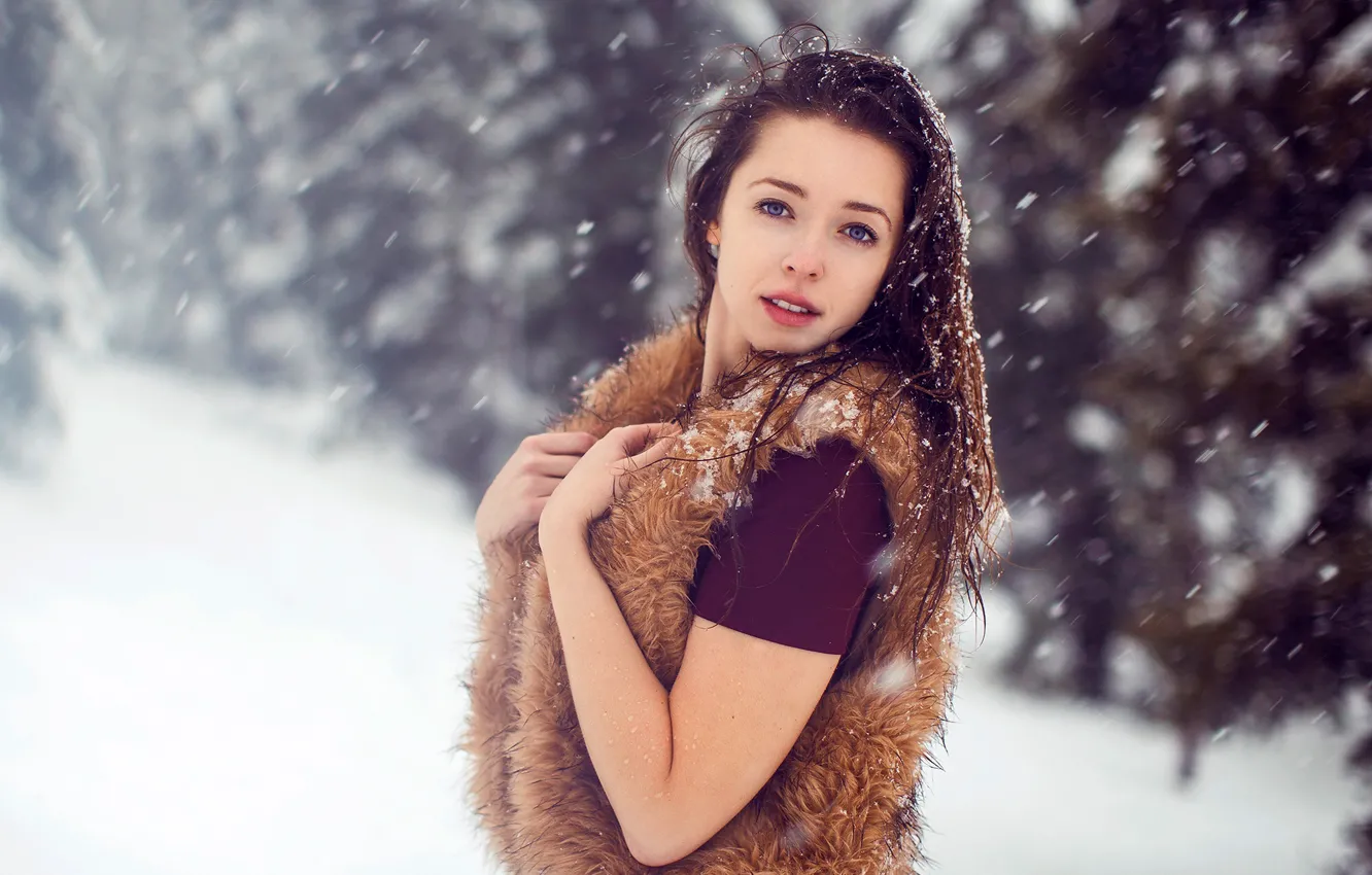 Фото обои зима, взгляд, снег, деревья, снежинки, природа, поза, портрет