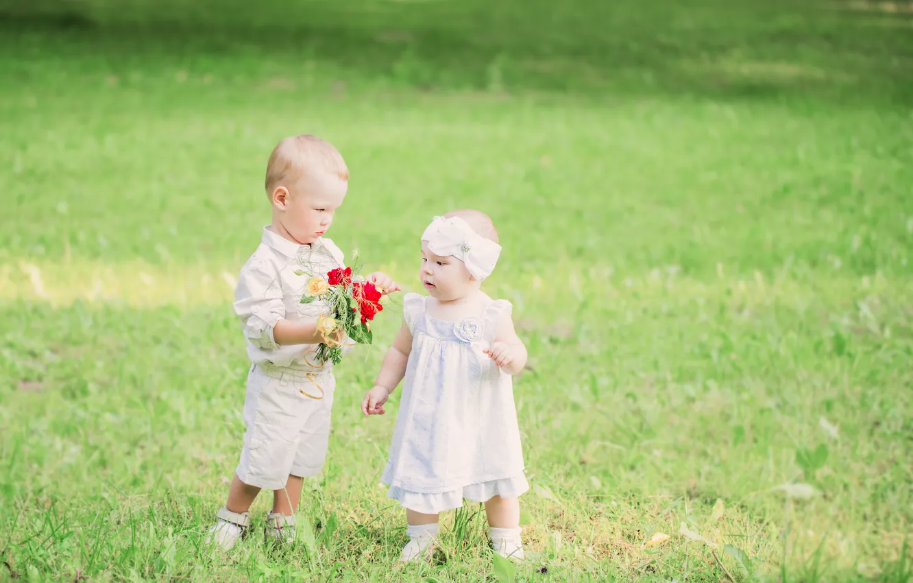 Фото обои цветы, дети, букет, мальчик, девочка, лужайка