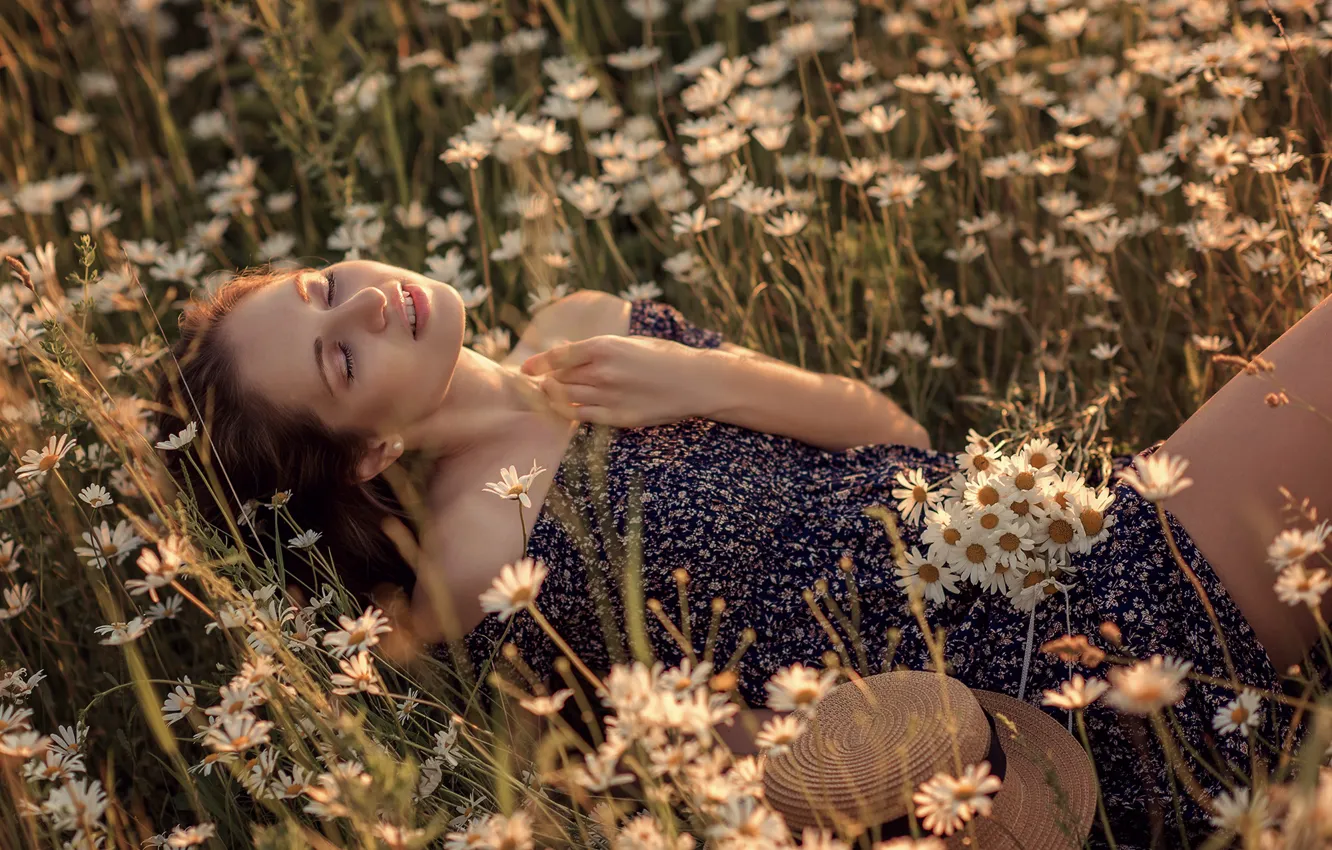 Фото обои поле, лето, девушка, цветы, природа, ромашки, шляпа, платье