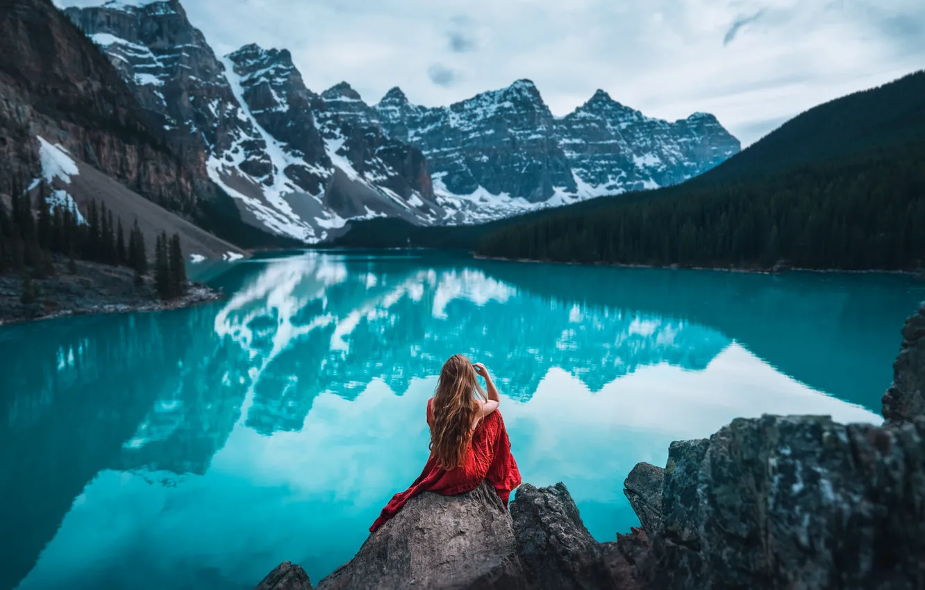 Фото обои лес, вода, девушка, пейзаж, горы, озеро, отражение, волосы