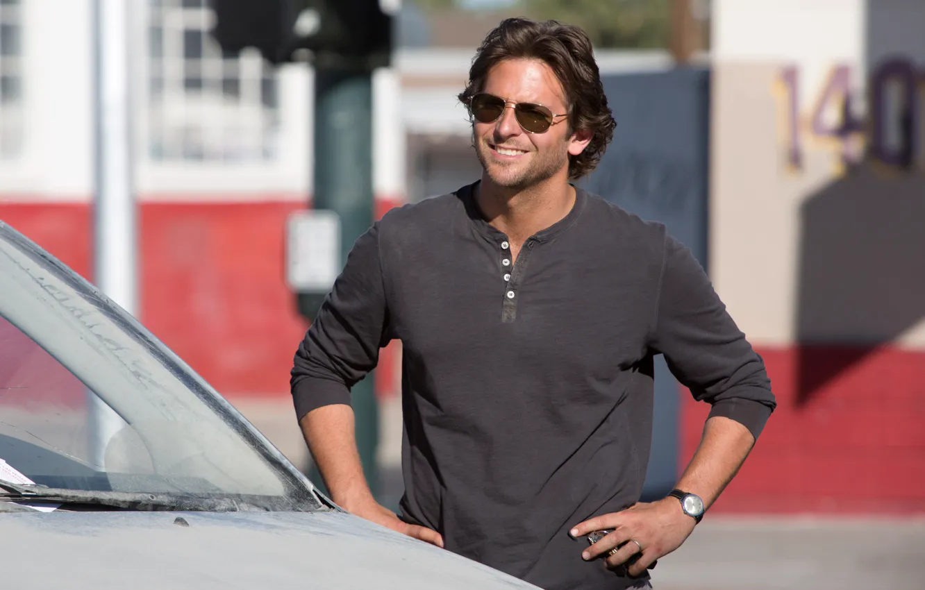 Фото обои машина, улыбка, фильм, очки, актер, мужчина, Брэдли Купер, Bradley Cooper