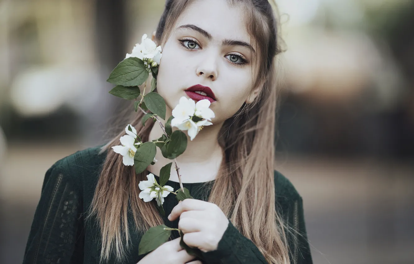 Фото обои девушка, ветка, макияж, шатенка, жасмин