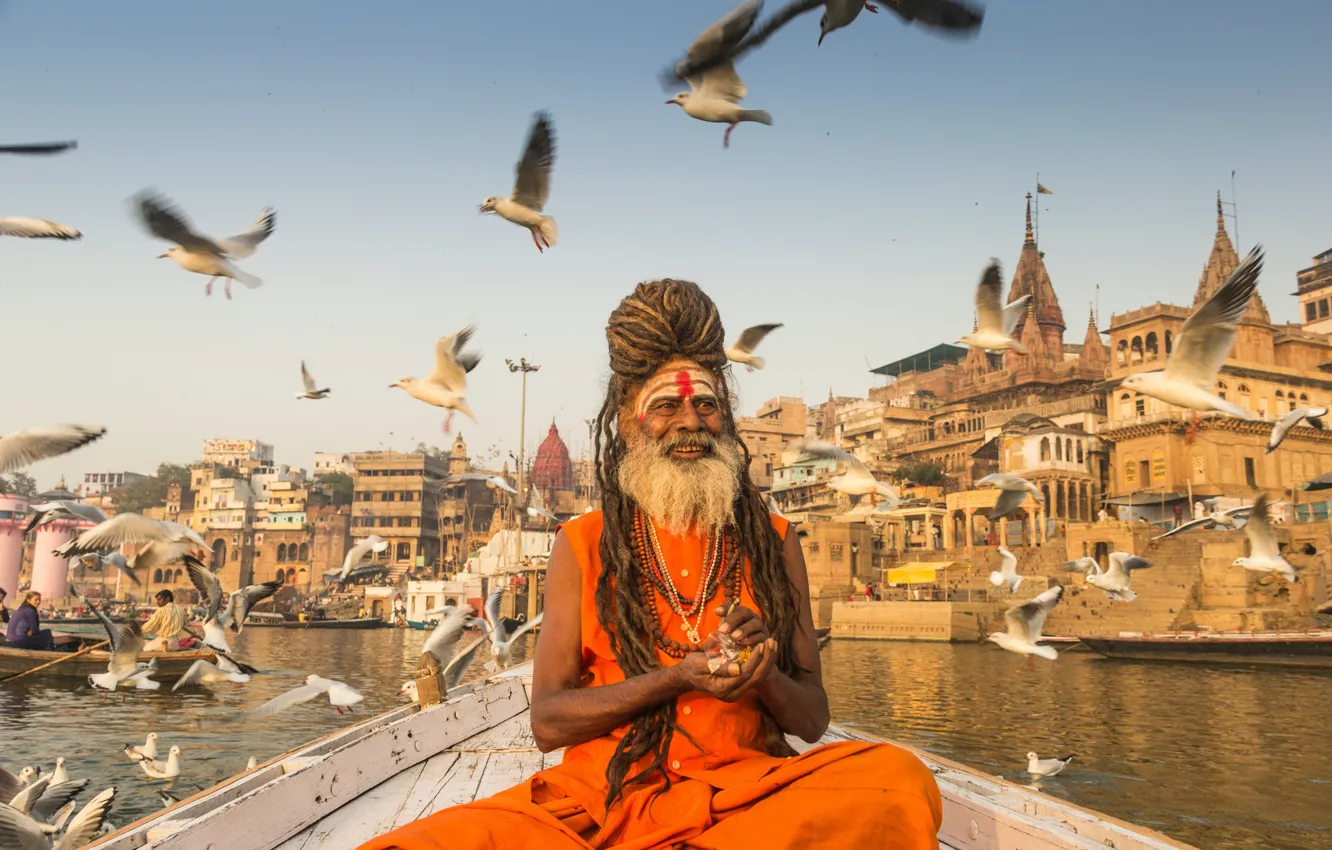 Фото обои Дома, Река, Улыбка, Чайки, Старик, Ганг, Варанаси, Varanasi