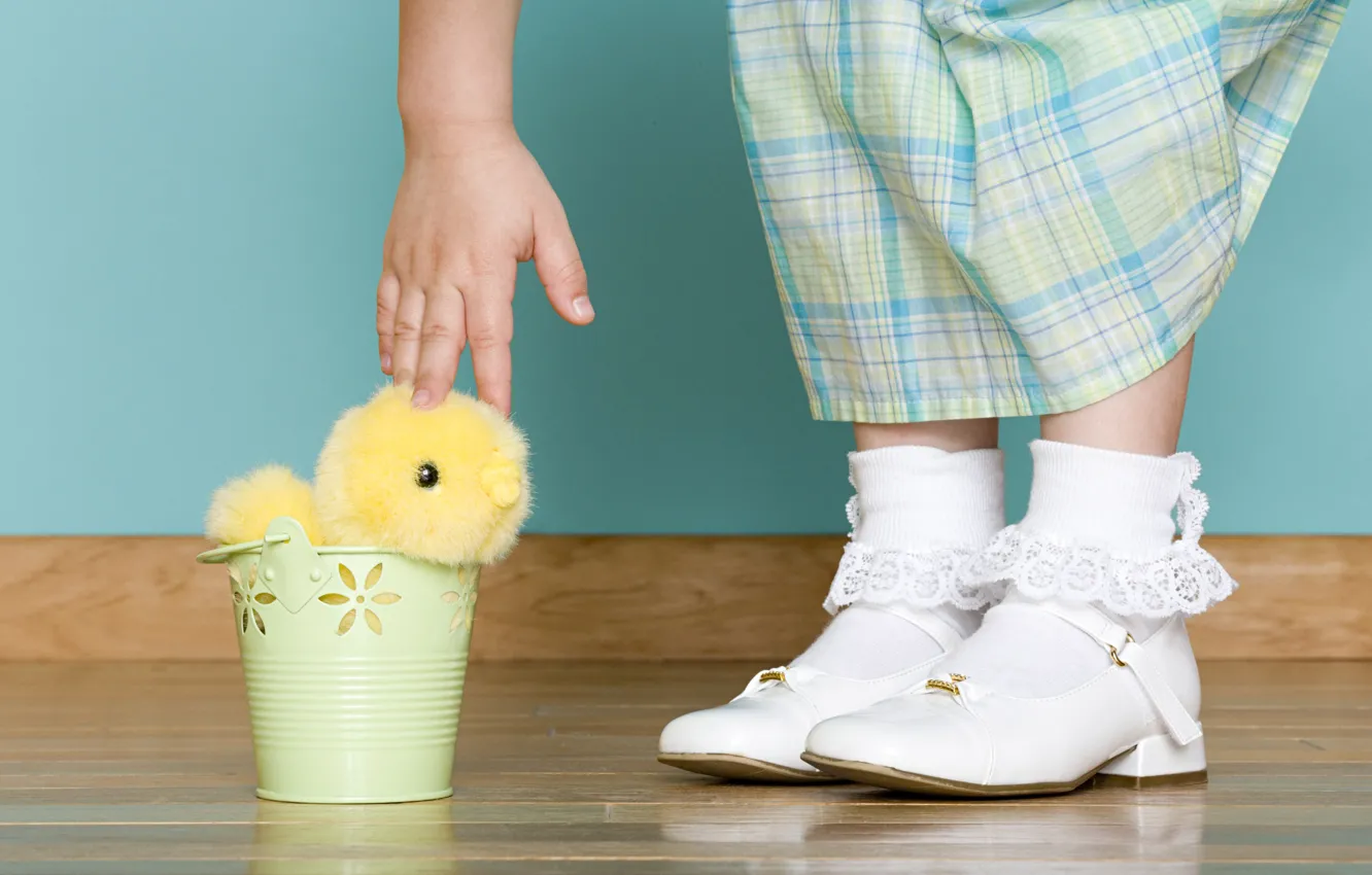 Фото обои праздник, рука, Пасха, кружева, цыплёнок, ребёнок, Easter, носочки