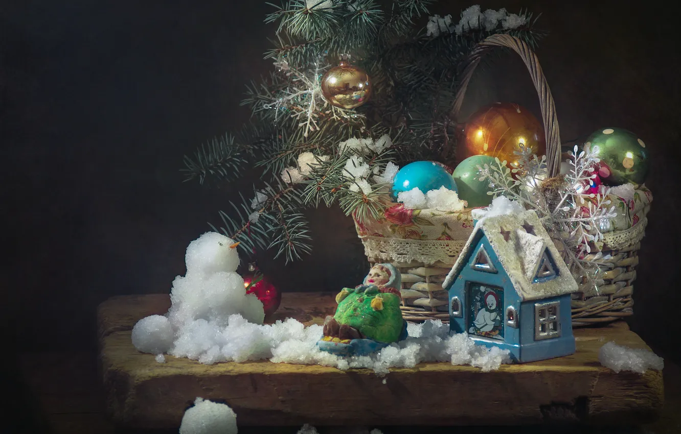 Фото обои снег, ветки, праздник, корзина, новый год, ель, домик, ёлочные игрушки
