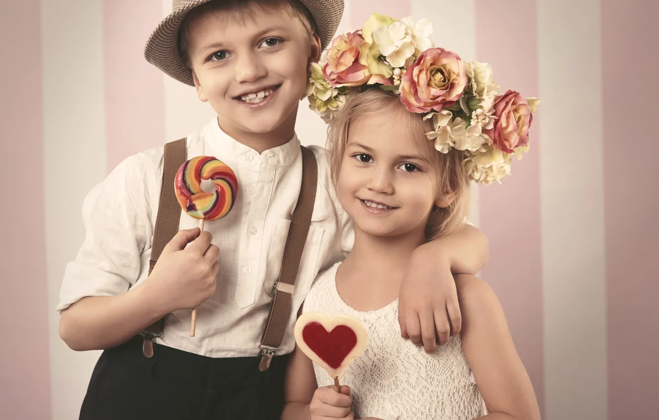 Фото обои цветы, улыбка, мальчик, маленький, объятия, конфеты, девочка, love