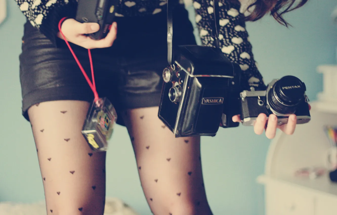 Фото обои девушка, ноги, фотоапарат