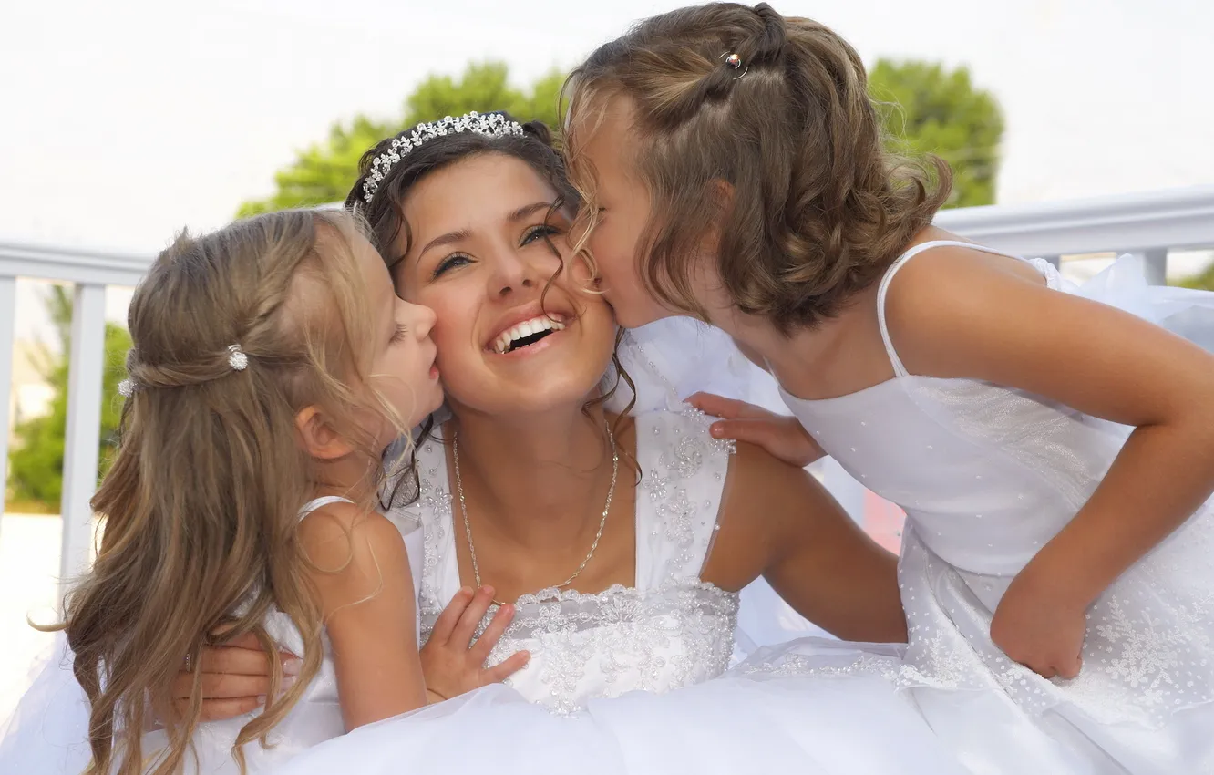 Фото обои дети, смех, невеста, поцелуи, поздравления, Свадьба