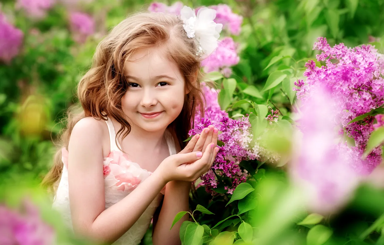 Фото обои цветы, улыбка, красавица, девочка, сирень, кокетка