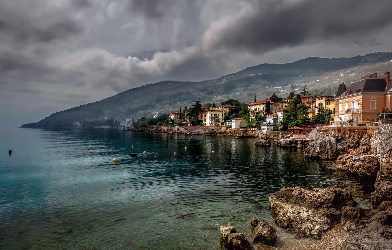 Фото обои море, лес, деревья, горы, тучи, камни, побережье, дома