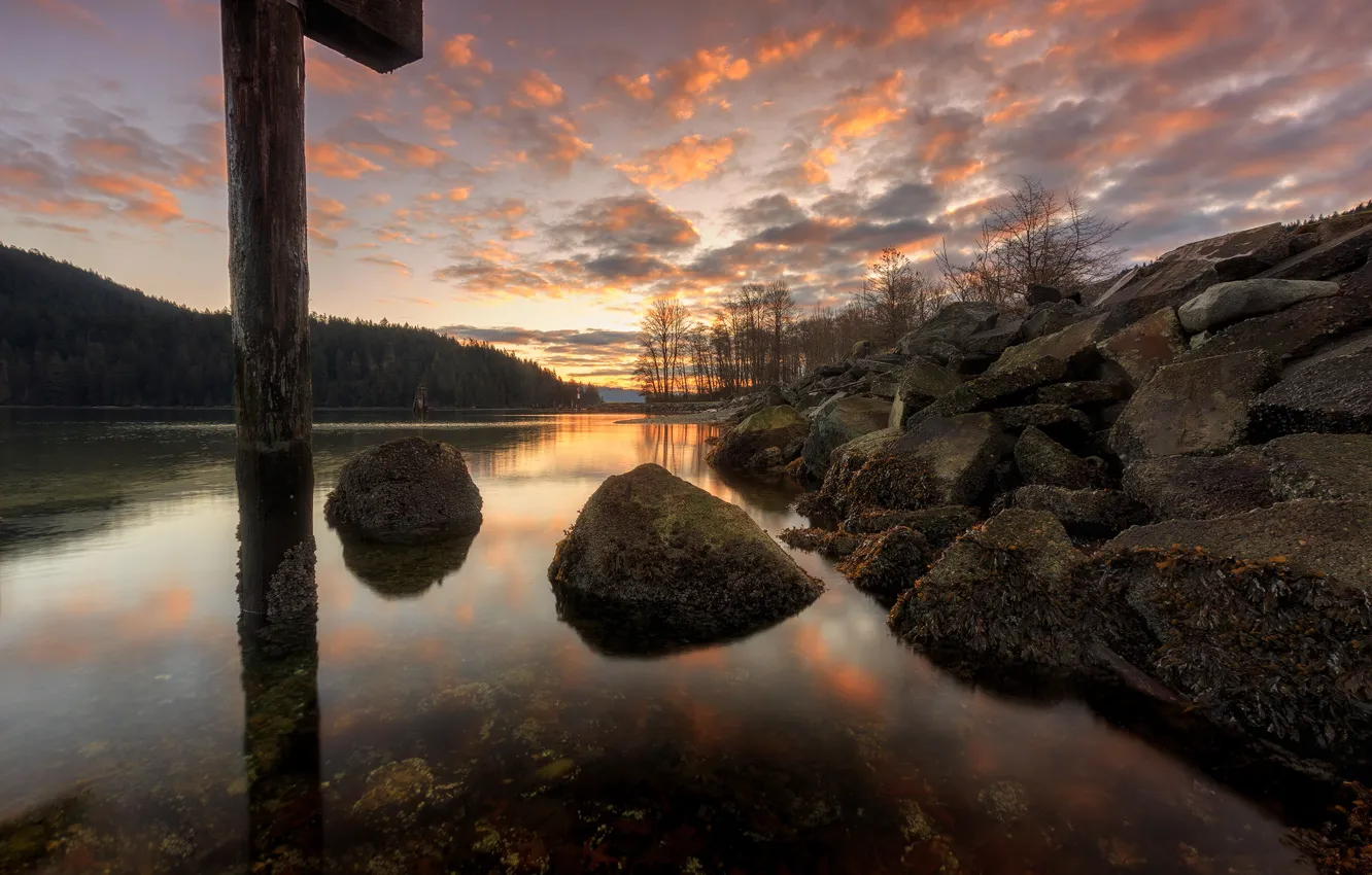 Фото обои отражение, камни, берег, столб, водоем