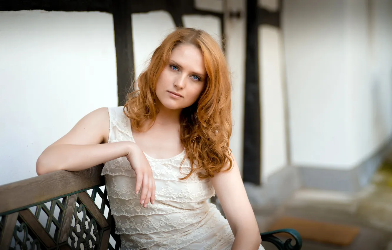 Фото обои взгляд, платье, лавочка, шатенка, сарафан