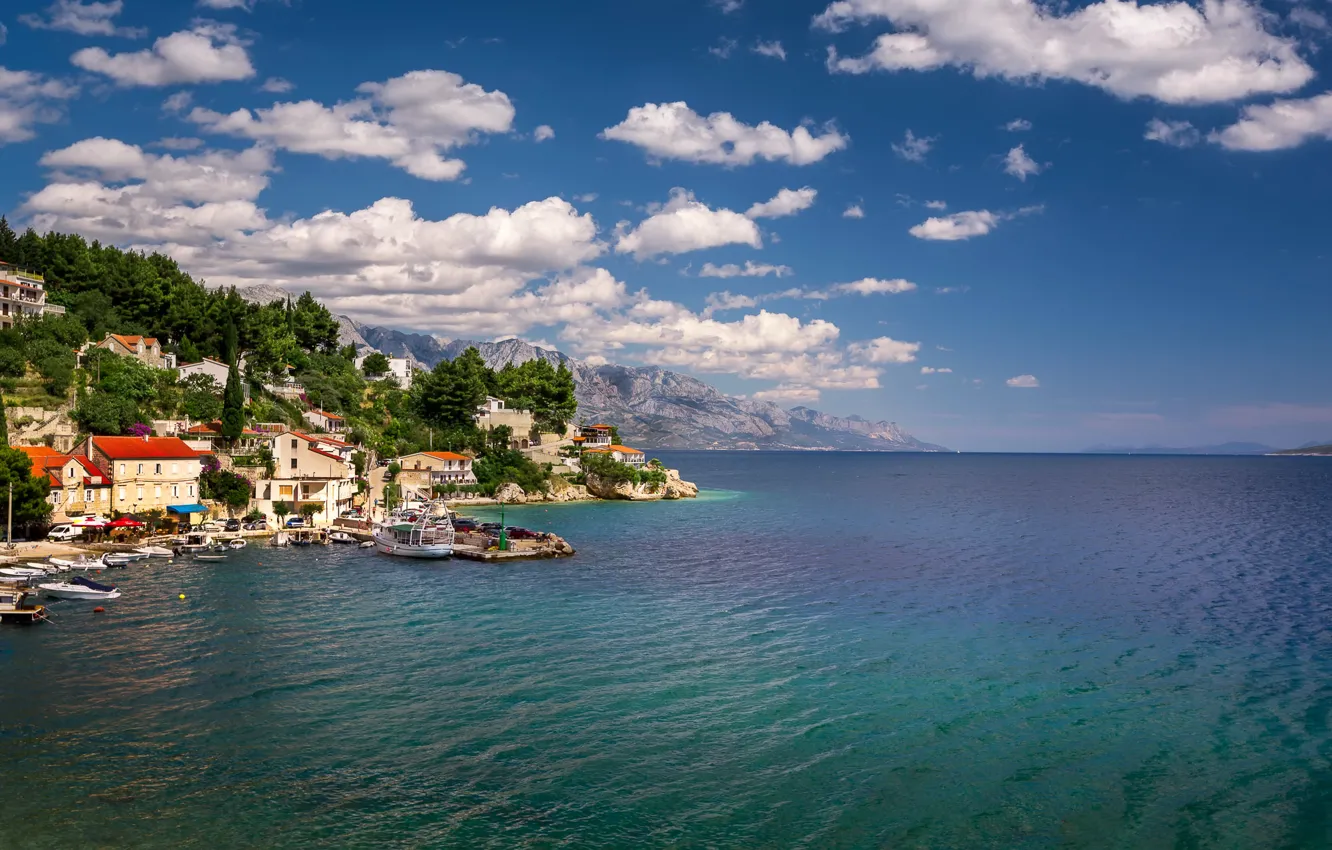 Фото обои море, облака, горы, побережье, деревня, Хорватия, Croatia, Адриатическое море