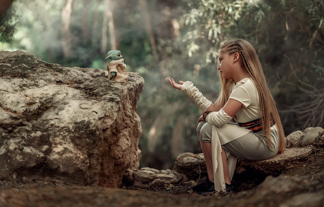 Фото обои лес, природа, камни, игрушка, девочка, ребёнок, Йода, Олег Шаповалов